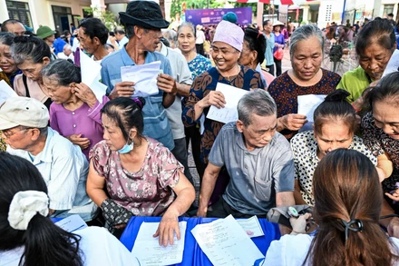 Người cao tuổi xã Minh Châu khám bệnh miễn phí sáng 19/7.