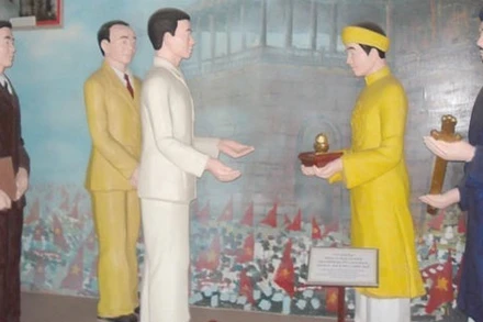 Tranh tái hiện hình ảnh thoái vị của vua Bảo Đại. (Ảnh: baothuathienhue.vn)