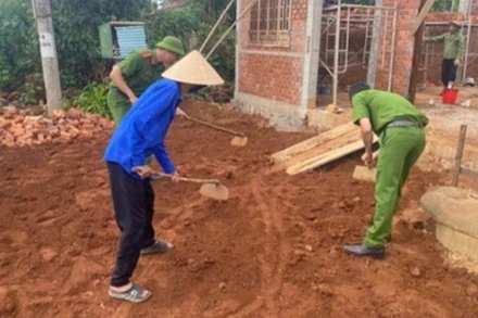 Công an xã Tam Giang, tỉnh Đắk Lắk tham gia xây dựng nhà cho hộ nghèo.