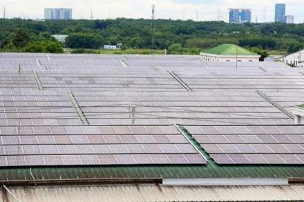 Pin năng lượng mặt trời được nhiều khu công nghiệp sử dụng, tạo nguồn năng lượng tái tạo, thân thiện với môi trường. (Ảnh: Hồng Đạt - TTXVN)