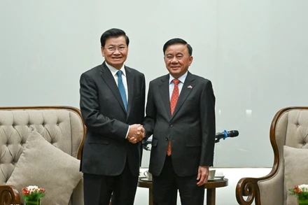 Thường trực Ban Bí thư Trần Cẩm Tú và Tổng Bí thư, Chủ tịch nước Lào Thongloun Sisoulith. (Ảnh: DUY LINH)