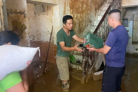 Người dân các tỉnh miền bắc nhận thực phẩm hỗ trợ sau đợt lũ lụt.