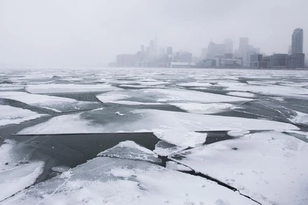 Những mảng băng trôi trên mặt hồ Ontario, tại Toronto, Canada. (Ảnh: Xinhua)