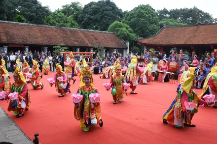 Các nghệ sĩ biểu diễn Nhã nhạc cung đình Huế tại Văn Miếu-Quốc Tử Giám nhân dịp Tổng Bí thư Tô Lâm và Phu nhân Ngô Phương Ly cùng Tổng thống Pháp Emmanuel Macron và Phu nhân Brigitte Macron tham quan Văn Miếu-Quốc Tử Giám, ngày 26/5/2025. (Ảnh: TRẦN HẢI)