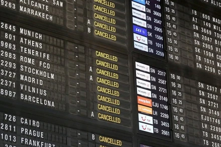 Bảng thông tin chuyến bay tại Sân bay Brussels ở Zaventem (Bỉ). (Ảnh: THX/TTXVN)