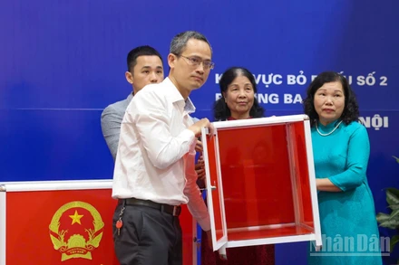 Hòm phiếu được kiểm tra công khai, bảo đảm đúng quy định, đúng pháp luật.