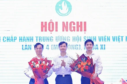 Bí thư Trung ương Đoàn, Chủ tịch Hội Sinh viên Việt Nam Nguyễn Minh Triết (ở giữa) tặng hoa chúc mừng hai Phó Chủ tịch Hội Sinh viên Việt Nam nhiệm kỳ 2023-2028.