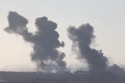 Khói bốc lên sau các cuộc không kích của Israel xuống Dải Gaza ngày 16/9/2025. (Ảnh tư liệu: THX/TTXVN)