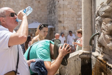 Người dân uống nước giải nhiệt tại Dubrovnik, Croatia, ngày 9/7/2024. (Ảnh: THX/TTXVN)