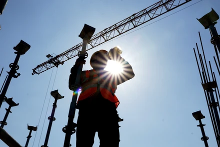 Công nhân làm việc dưới trời nắng gay gắt tại Hà Nam, Trung Quốc, ngày 17/6/2024. (Ảnh: THX/TTXVN)