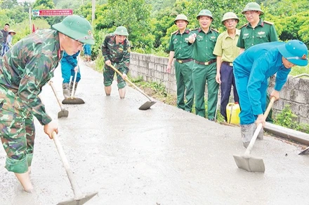 Cán bộ, chiến sĩ Bộ Chỉ huy Quân sự tỉnh Hà Nam (cũ) thực hiện tốt chương trình hành quân dã ngoại kết hợp làm công tác dân vận tại thôn Thanh Bồng, xã Thanh Nghị, huyện Thanh Liêm.