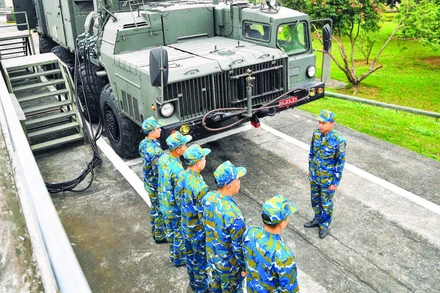 Chiến sĩ Trung đoàn 64 (Sư đoàn 361, Quân chủng Phòng không - Không quân) triển khai công tác huấn luyện nắm bắt, làm chủ phương tiện, khí tài Tổ hợp tên lửa S-300PMU1. (Ảnh: THẾ ĐẠI)