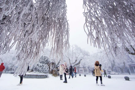 Ảnh minh họa: Khách du lịch vui chơi tại Núi Lư Sơn, Giang Tây, Trung Quốc ngày 8/12/2018. (Ảnh: THX/TTXVN)