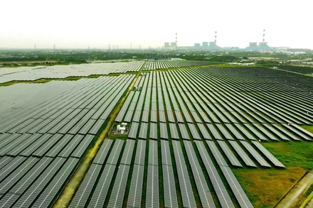 Nhà máy điện gió Hàn Quốc-Trà Vinh (thị xã Duyên Hải, tỉnh Trà Vinh), có 12 tua-bin gió công suất 48MW, được lắp đặt trên biển với chiều dài 4,2km đường dẫn, cung cấp lượng điện năng hơn 155 triệu KWH/năm. (Ảnh: Vũ Sinh – TTXVN)