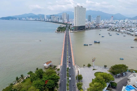 Cầu Trần Phú là một trong những công trình giao thông huyết mạch, tạo tiền đề phát triển kinh tế-xã hội của tỉnh Khánh Hòa. (Ảnh: MỸ HÀ)