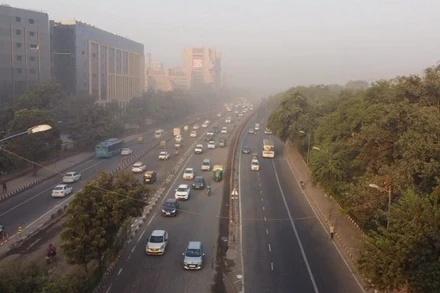 Khói mù ô nhiễm bao phủ bầu trời tại New Delhi, Ấn Độ. (Ảnh: ANI/TTXVN)