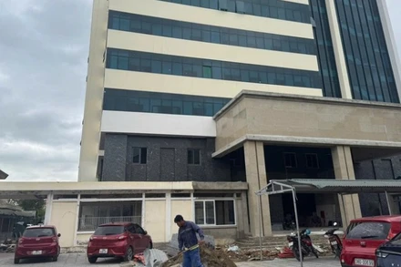 Sau hai lần gia hạn, đến nay Trung tâm Sản Nhi (Bệnh viện đa khoa Hà Tĩnh) vẫn chưa được hoàn thành.