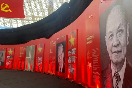 Hành lang triển lãm 95 năm Cờ Đảng soi đường đã hoàn thiện 99% khối lượng thi công.