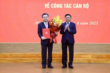 Đồng chí Trần Cẩm Tú chúc mừng tân Trưởng ban Chính sách, chiến lược Trung ương.