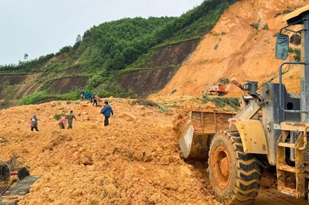 Quốc lộ 40B qua địa phận xã Trà Tân sạt lở vùi lấp mặt đường khiến giao thông tại vị trí này tê liệt hoàn toàn. (Ảnh: LÊ ANH QUÂN-ĐỖ VẠN)