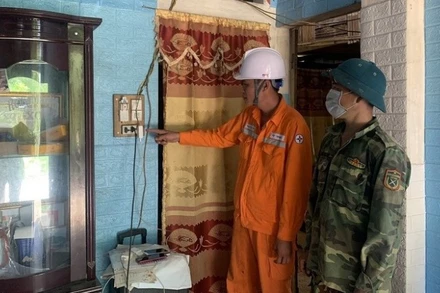 Hướng dẫn người dân sử dụng điện an toàn, tiết kiệm. (Ảnh: Báo Nhân Dân)