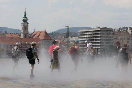 Phun hơi sương để giảm nhiệt trên đường phố tại Budapest, Hungary, ngày 11/7/2024. (Ảnh: THX/TTXVN)