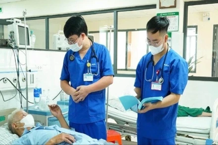 Người bệnh N.H.T được cấp cứu điều trị ban đầu tại Trung tâm y tế huyện Cẩm Khê.