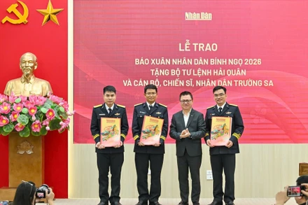 Báo Nhân Dân trao 5.000 số báo Xuân Bính Ngọ tặng cán bộ, chiến sĩ biên giới, hải đảo