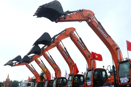 Các phương tiện khởi động thi công Dự án thành phần cao tốc đoạn Vạn Ninh-Cam Lộ. Ảnh: (Nguyên Lý - TTXVN)