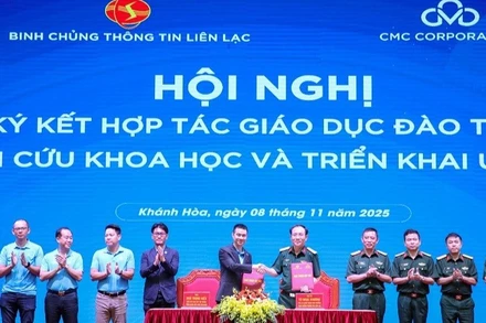 Lễ ký Thỏa thuận hợp tác chiến lược giữa Binh chủng Thông tin liên lạc và Tập đoàn Công nghệ CMC.