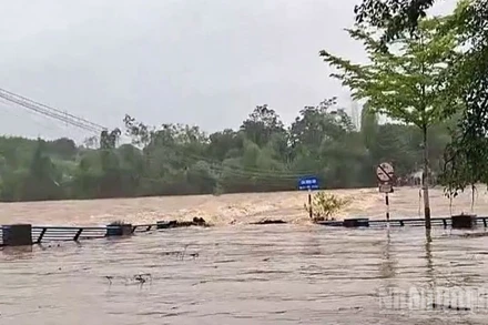 Nước lũ tràn qua khiến cầu sông Rin (cũ) bị ngập sâu khoảng 0,7m.