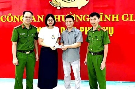 Công an phường Tĩnh Gia tổ chức cho hai công dân giao, nhận tài sản.