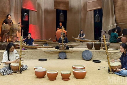 Các nghệ sĩ trẻ nhóm Đàn Đó trong buổi luyện tập chuẩn bị cho chương trình GOm Show. (Ảnh: NGỌC XIÊM)