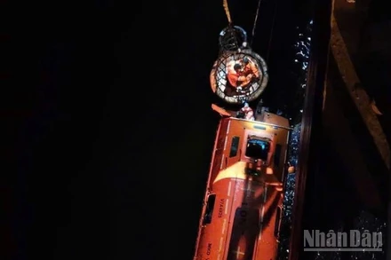 [Video] Cận cảnh tàu Việt Nam cứu 21 thuyền viên nước ngoài gặp nạn trên biển Trung Đông