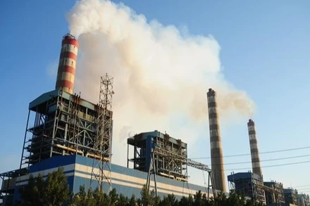 Khí thải phát ra từ một nhà máy điện ở tỉnh Wasit, Iraq. (Ảnh: THX/TTXVN)