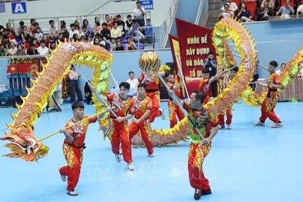 Tiết mục thi đấu múa Rồng truyền thống đặc sắc. (Ảnh: Ngọc Minh/TTXVN)