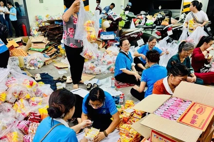 Điểm tiếp nhận ủng hộ đồng bào miền trung, Tây Nguyên bị ảnh hưởng bão, lũ tại cơ quan Ủy ban Mặt trận Tổ quốc Việt Nam Thành phố Hồ Chí Minh. (Ảnh: VƯƠNG LÊ)