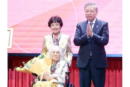 Tổng Bí thư Tô Lâm trao danh hiệu Anh hùng Lao động cho đồng chí Nguyễn Thị Bình, nguyên Ủy viên Trung ương Đảng, nguyên Phó Chủ tịch nước, nguyên Bộ trưởng Ngoại giao Chính phủ cách mạng lâm thời Cộng hoà miền nam Việt Nam. (Ảnh: Thống Nhất/TTXVN)