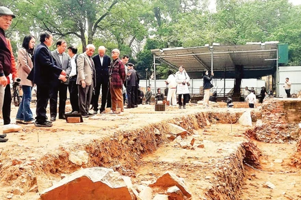 Các nhà khoa học thảo luận về phát hiện khảo cổ tại Hoàng thành Thăng Long năm 2025.