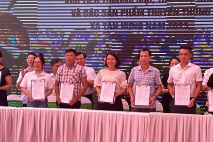 Lễ ký kết tiêu thụ nhãn giữa doanh nghiệp và các hợp tác xã ở hội nghị xúc tiến thương mại xã Tân Hưng, tỉnh Hưng Yên.