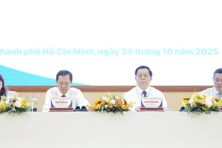 Các đồng chí chủ trì Hội thảo “Hiện đại hóa, nâng tầm giáo dục đại học Việt Nam, tạo đột phá phát triển nhân lực trình độ cao và nhân tài, dẫn dắt nghiên cứu, đổi mới sáng tạo”.