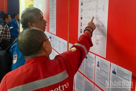 Cử tri tại khu vực bỏ phiếu sớm số 7, bầu đại biểu Quốc hội khóa XVI và đại biểu Hội đồng nhân dân các cấp nhiệm kỳ 2026-2031, ngày 26/2/2026, tại phường Tam Thắng, Thành phố Hồ Chí Minh. (Ảnh: HẢI CHÍNH)