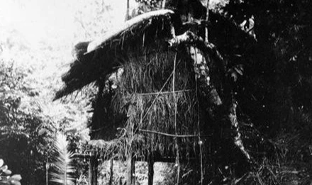 Trong ảnh: Lán Khuổi Nậm ở Pác Bó, xã Trường Hà, huyện Hà Quảng, Cao Bằng, nơi diễn ra Hội nghị Trung ương Đảng Cộng sản Đông dương lần thứ VIII (5/1941) quyết định đặt nhiệm vụ giải phóng dân tộc lên hàng đầu và thành lập Mặt trận Việt Minh. (Ảnh: TTXVN)