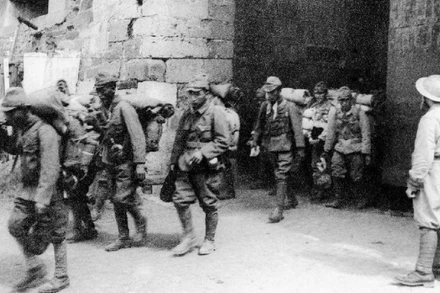 Binh lính Nhật rút khỏi Nam Kinh, Trung Quốc dưới sự giám sát của quân Anh. (Ảnh: Tư liệu quốc tế/TTXVN)