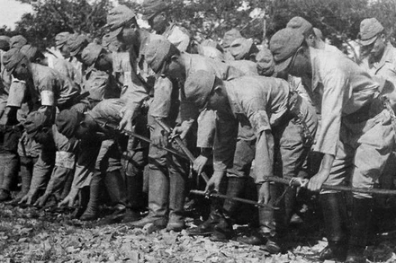 Binh lính Nhật Bản ra trình diện, đầu hàng quân Đồng minh đều tự giao nộp thanh kiếm của mình. (Ảnh: Tư liệu quốc tế/TTXVN)