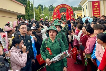 Thanh niên con em các dân tộc tỉnh Điện Biên lên đường nhập ngũ. (Ảnh: ĐỨC HẠNH)