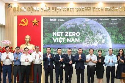 Các đại biểu chụp ảnh lưu niệm tại buổi lễ.