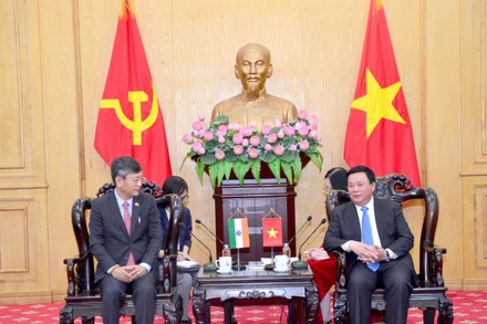 Đồng chí Nguyễn Xuân Thắng, Ủy viên Bộ Chính trị, Giám đốc Học viện Chính trị quốc gia Hồ Chí Minh, Chủ tịch Hội đồng Lý luận Trung ương tiếp Đại sứ đặc mệnh toàn quyền Ấn Độ tại Việt Nam Tshering W. Sherpa. (Ảnh: PHẠM CƯỜNG)