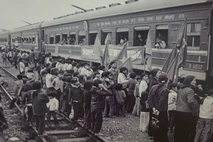 Hưởng ứng phong trào lao động xây dựng đất nước, hàng nghìn người dân lên đường đi xây dựng vùng kinh tế. (Ảnh: TTXVN)