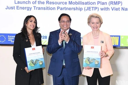 Thủ tướng Phạm Minh Chính trao Kế hoạch huy động nguồn lực thực hiện JETP cho Chủ tịch Ủy ban châu Âu và Đại diện Chính phủ Anh. (Ảnh: Thanh Giang)